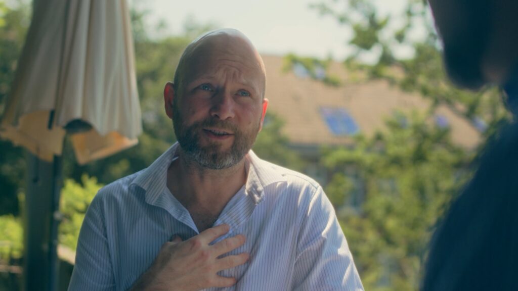 Patient legt die Hand aufs Herz im Gespräch in der Privatpraxis Dr. Kuche