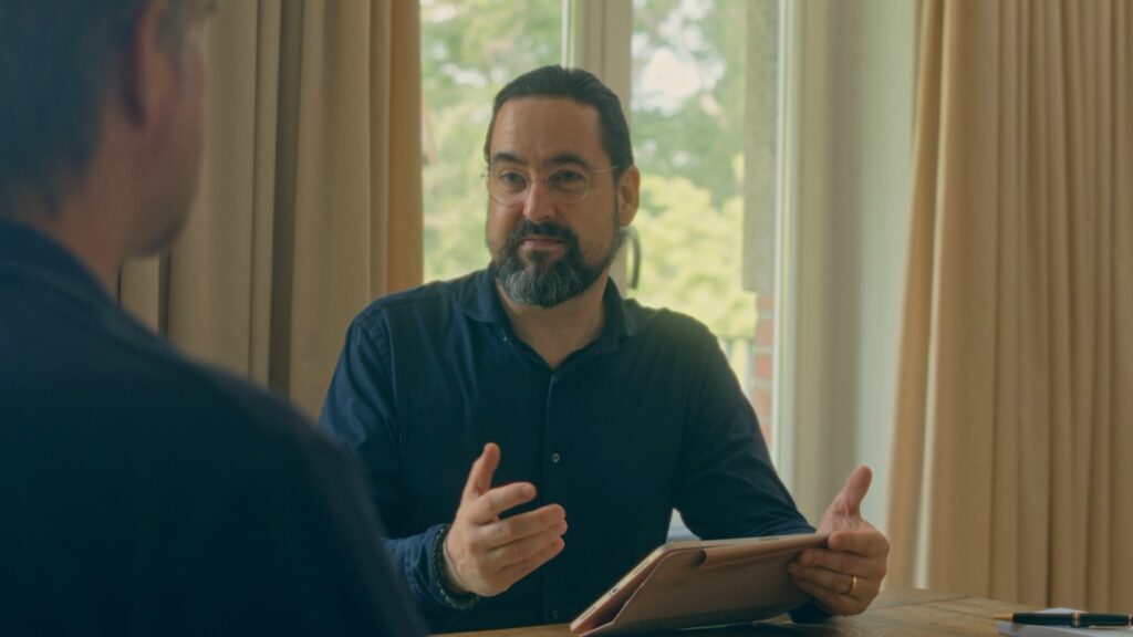 Dr. Kuche erklärt eine individuelle Therapie im Patientengespräch
