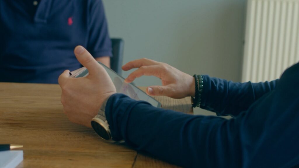 Besprechung von Laborwerten am Tablet in der Privatpraxis Dr. Kuche