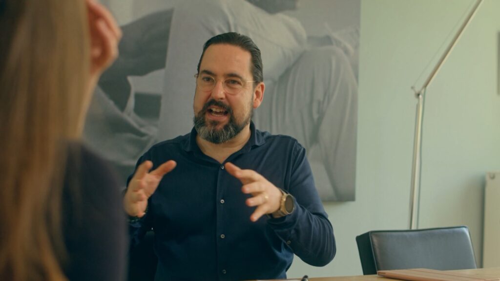Dr. med. Heinz Christian Kuche, Inhaber der Privatpraxis, im Gespräch